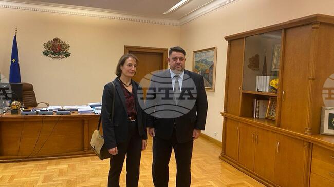 Сътрудничество в отбраната, сигурността и ядрената енергетика обсъдиха вицепремирът Атанас Зафиров и посланикът на Франция Мари Дюмулен