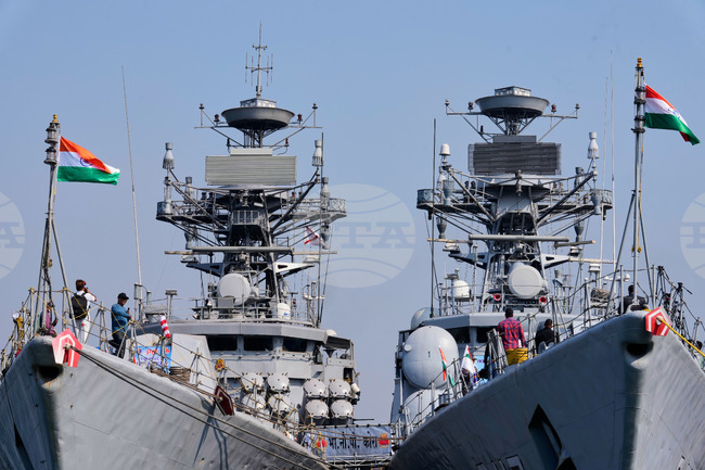 ПТИ: Министърът на отбраната на Индия увери, че военноморските сили на страната охраняват търговските маршрути и петролните танкери 