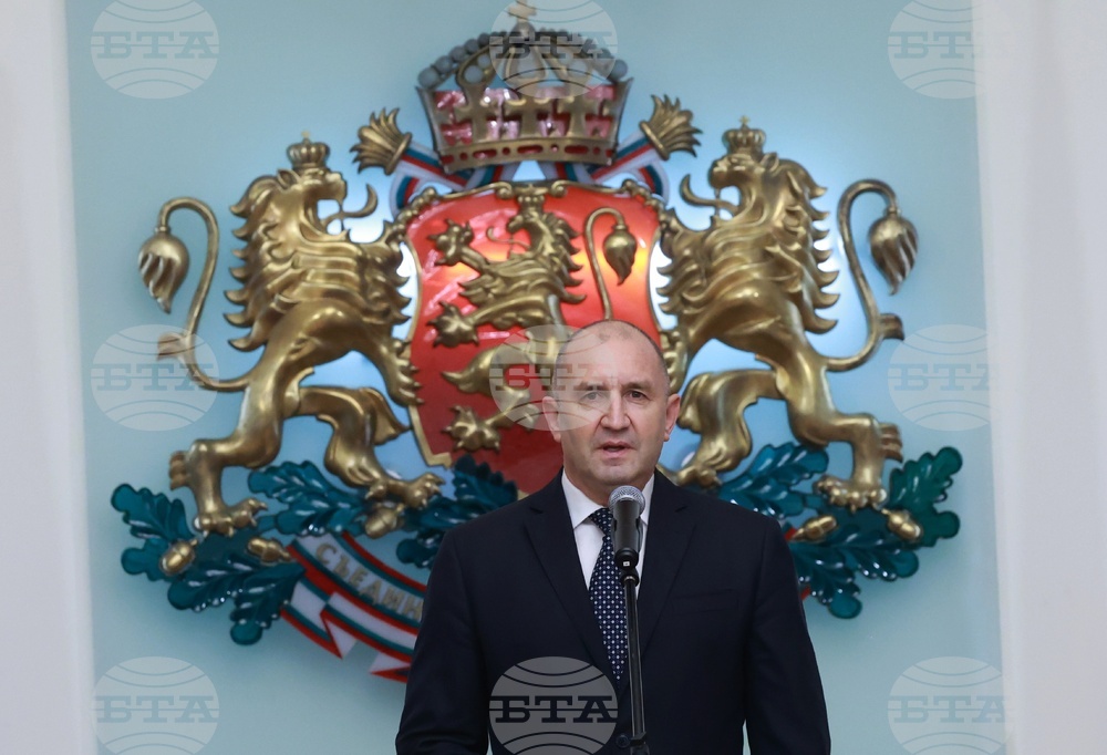 Това не е сблъсък на полиция и протестиращи, а провокация на мафията, която цели да ги конфронтира, написа президентът Радев