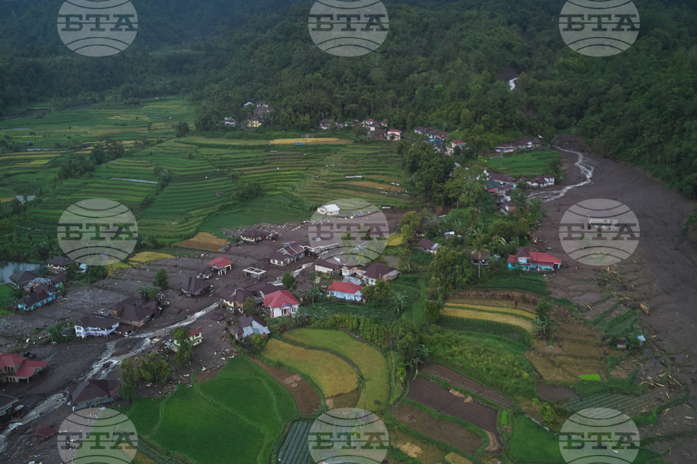 Броят на жертвите след наводненията и свлачищата на индонезийския остров Суматра достигна 248, казаха местните власти
