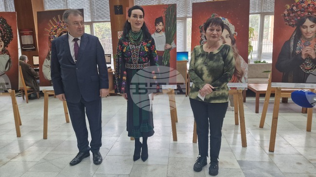 Посланикът на Украйна в България, кметът на Шумен и директорът на РБ "Стилиян Чилингиров" откриха изложбата „Украински носии и традиции“