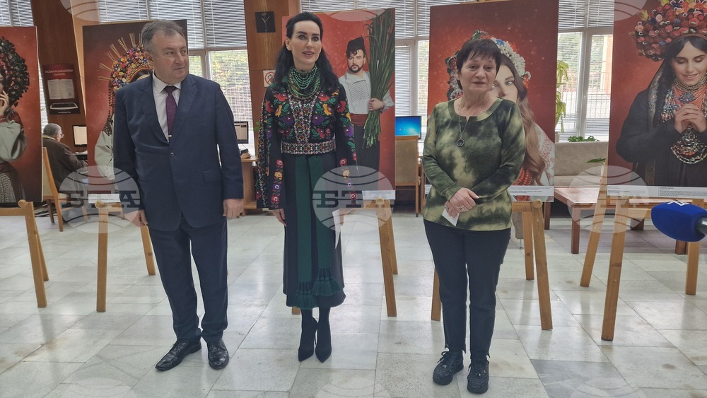 Посланикът на Украйна в България, кметът на Шумен и директорът на РБ "Стилиян Чилингиров" откриха изложбата „Украински носии и традиции“