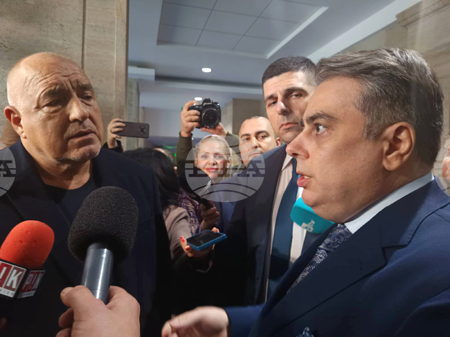 Бойко Борисов, Асен Василев и Ивайло Мирчев си размениха реплики в кулоарите на парламента за бюджета