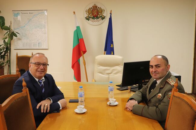 ОА Русе: Командирът на военното формирование в Русе подполковник Павлин Илиев бе отличен от началника на Сухопътните войски в страната 