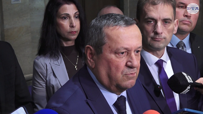 Оттеглянето на бюджета има своята политическа цена, която управляващите не искат да платят, каза Хасан Адемов от АПС