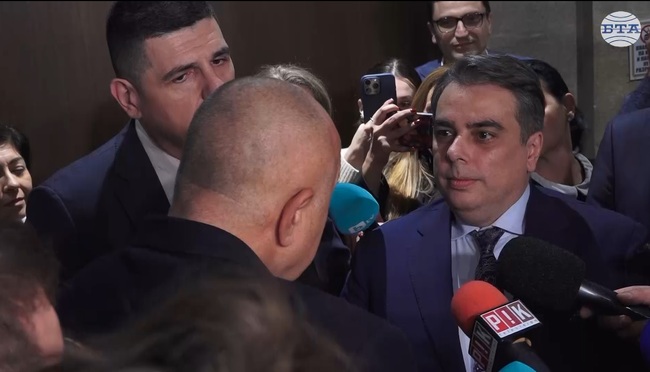 Бойко Борисов, Асен Василев и Ивайло Мирчев си размениха реплики в кулоарите на парламента за бюджета