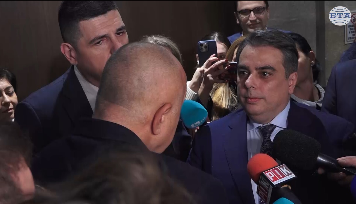 Бойко Борисов, Асен Василев и Ивайло Мирчев си размениха реплики в кулоарите на парламента за бюджета