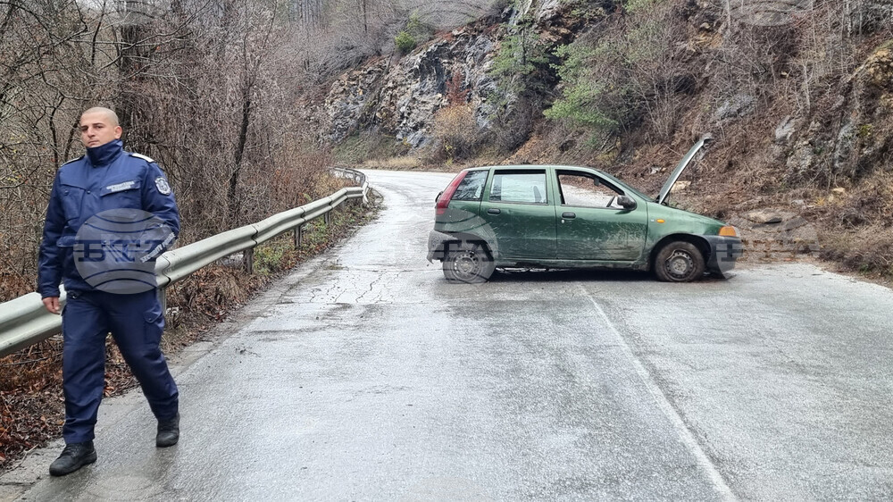 Шофьор с 4,38 промила алкохол катастрофира по пътя Смилян – Арда, движението в района е ограничено