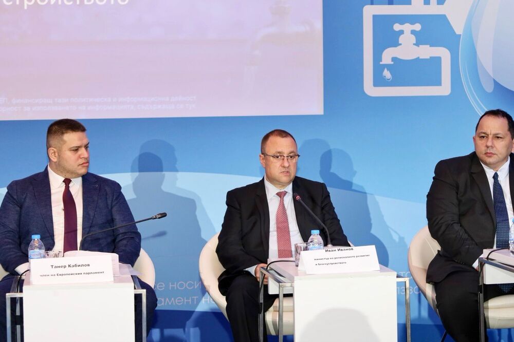 МРРБ: Министър Иван Иванов и председателят на регионалната комисия Николай Нанков поискаха ВиК операторите да не повишават цената на водата 