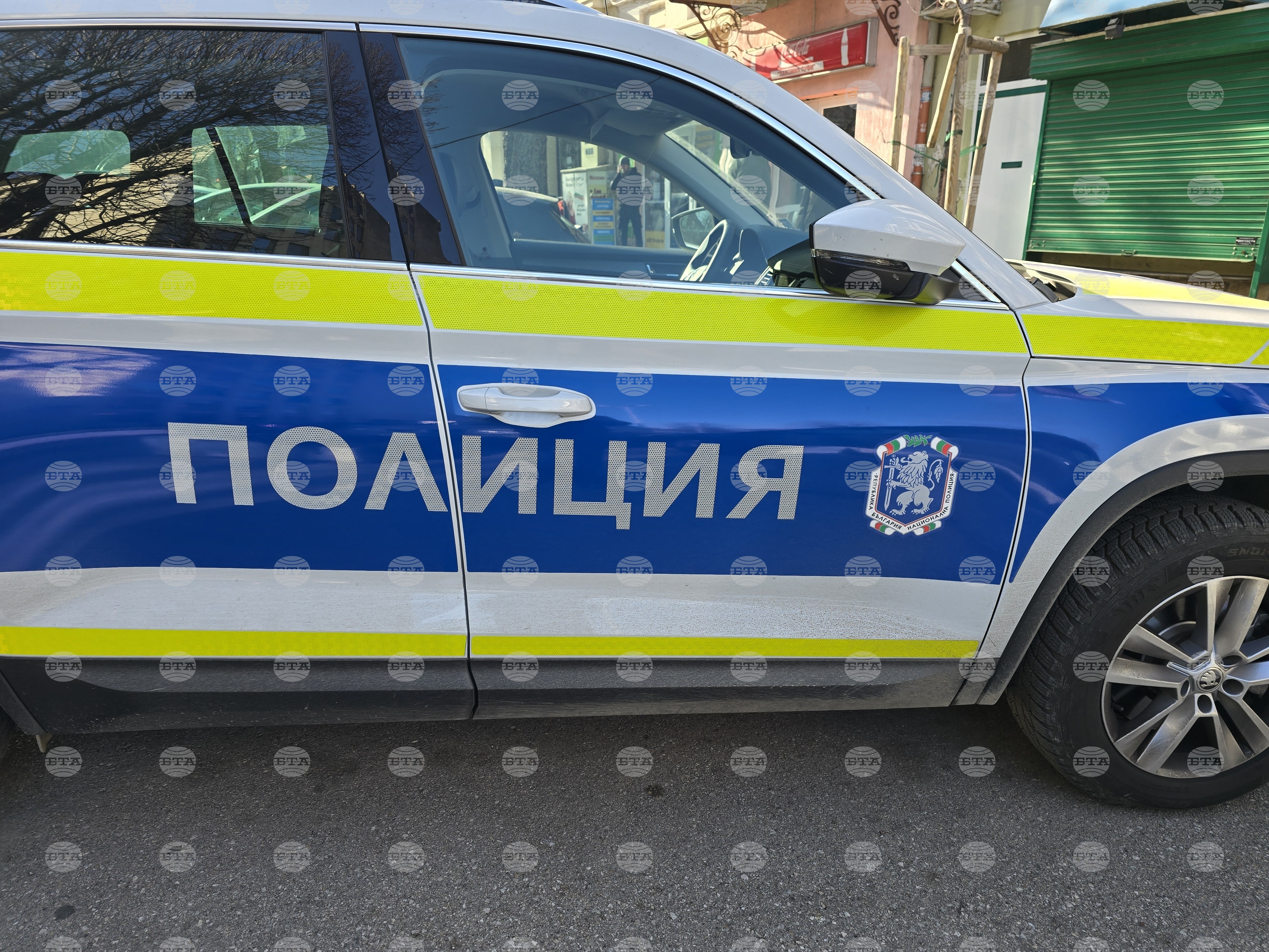 Moškega v bližini Červena brjaga povozil avtomobil, življenje ogroženo