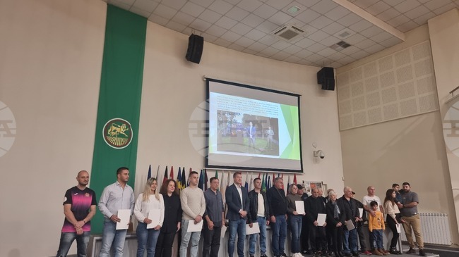 Семейства, чиито къщи бяха засегнати при пожар в местността Седми километър, получиха финансова помощ от дарителска кампания