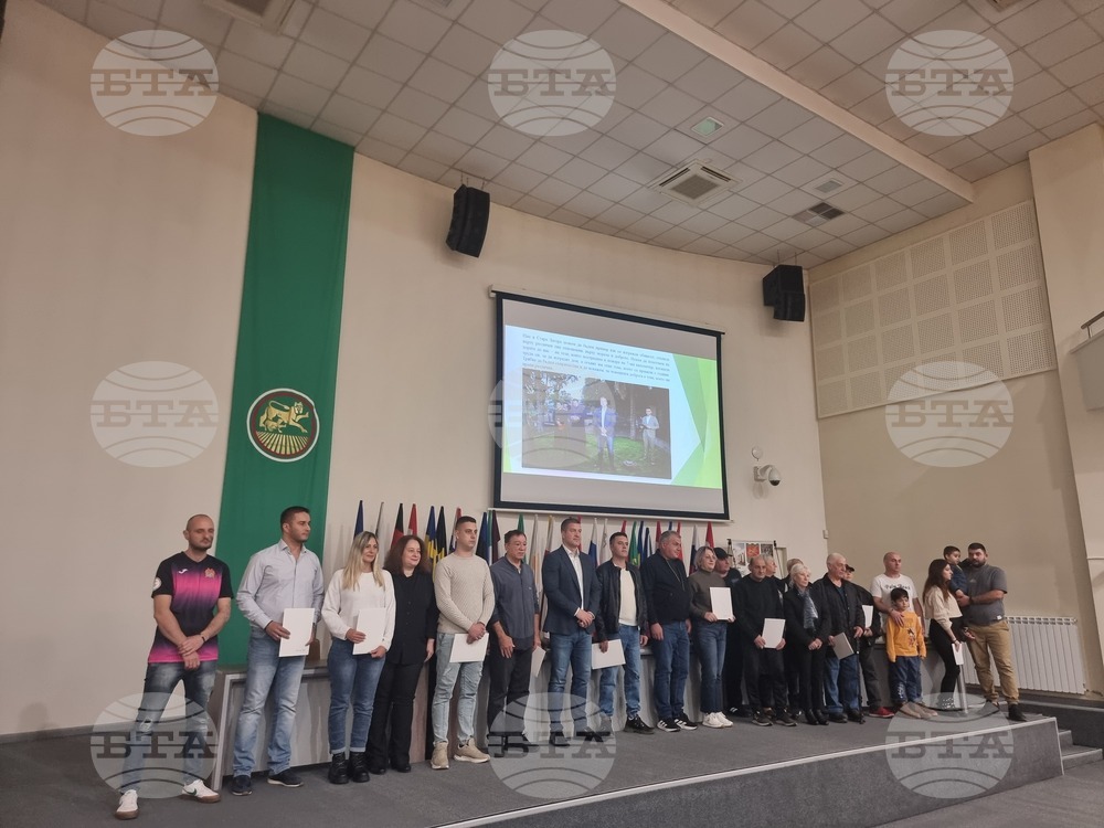 Семейства, чиито къщи бяха засегнати при пожар в местността Седми километър, получиха финансова помощ от дарителска кампания