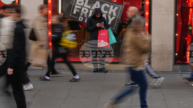 Британските потребители ограничиха покупките си през ноември въпреки промоционалните оферти около „черния петък“