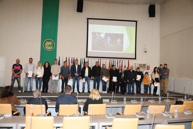 Кметът на Община Стара Загора Живко Тодоров връчи договори за дарения на изгубилите своя дом в пожара на „Седми километър“