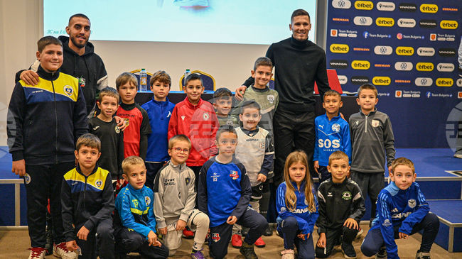 Младежките национали Борислав Рупанов и Роберто Райчев пожелаха на най-малките футболисти да обичат играта и да се забавляват