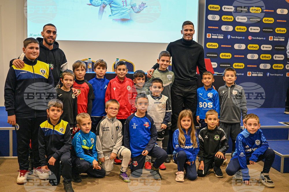 Младежките национали Борислав Рупанов и Роберто Райчев пожелаха на най-малките футболисти да обичат играта и да се забавляват