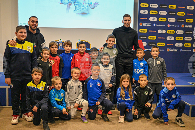 Младежките национали Борислав Рупанов и Роберто Райчев пожелаха на най-малките футболисти да обичат играта и да се забавляват