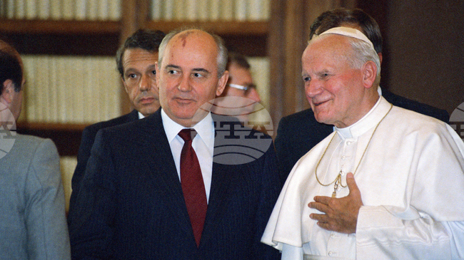  Папа Йоан Павел Втори посреща за първи път във Ватикана съветски лидер - Михаил Горбачов, на 1 декември 1989 година