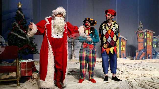 История за приятелството, добрината и коледния дух разказват артистите от Драматичния театър в Разград със спектакъла „Коледни небивалици“ 