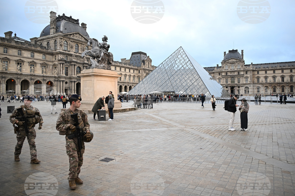 Четвъртият предполагаем член на групата, извършила обира в Лувъра, беше обвинен във Франция