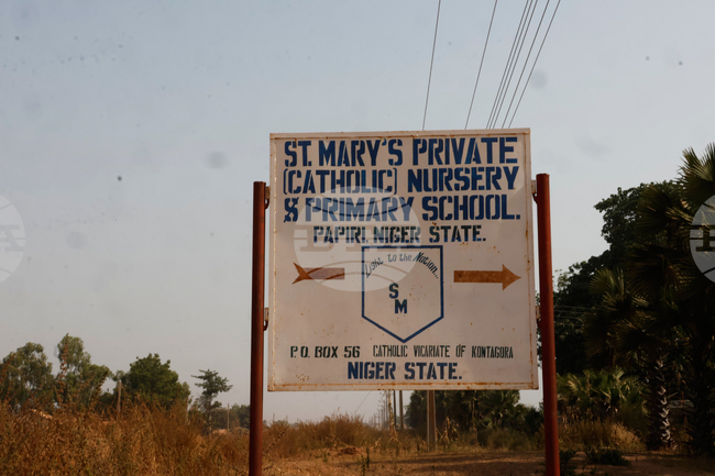 Правителството на Нигерия осигури освобождаването на 100 ученици, отвлечени миналия месец от въоръжени мъже в северния щат Нигер 