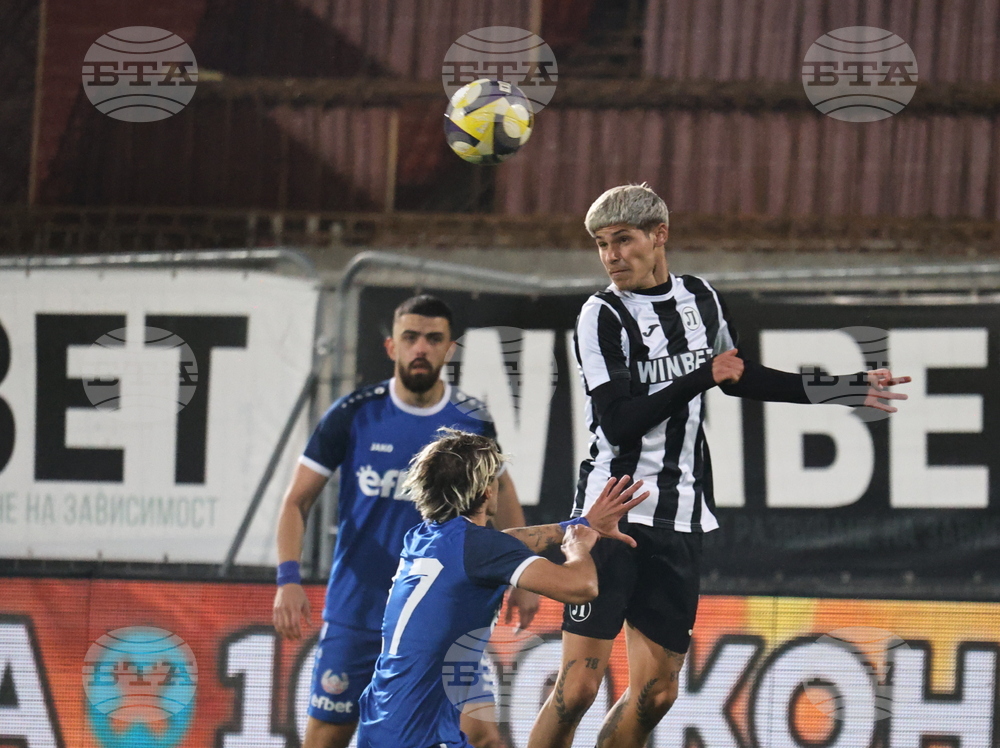 Локомотив (Пловдив) се класира за четвърфиналите в турнира за Купата на България по футбол след домакински разгром над десетима от Монтана