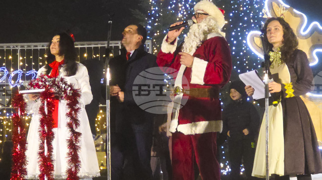 Грейнаха коледните светлини на централния площад в Генерал Тошево