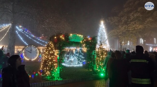 Грейнаха коледните светлини на централния площад в Генерал Тошево