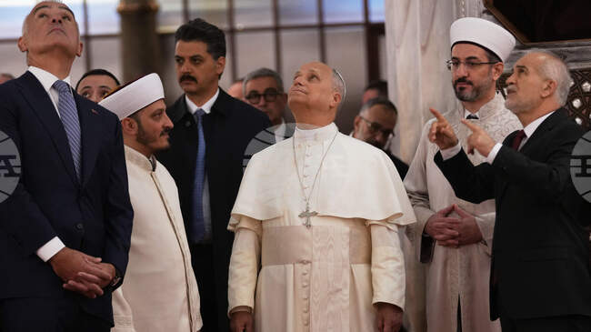 Папа Лъв се събу, но не се помоли в "Синята джамия" в Истанбул, отбелязват световните агенции