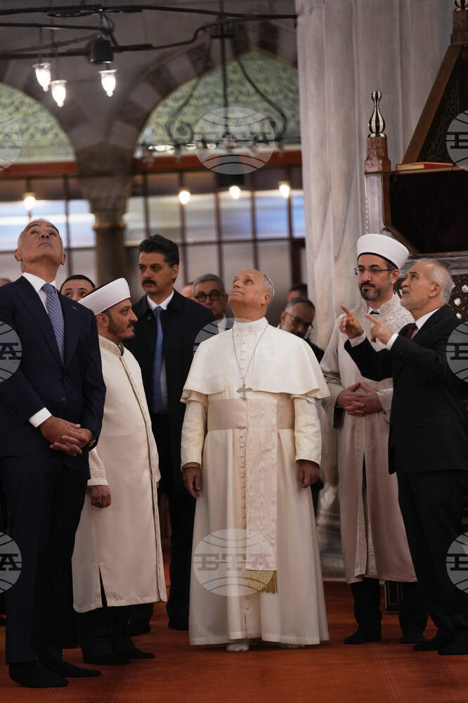 Папа Лъв XIV се събу, но не се помоли в "Синята джамия" в Истанбул, отбелязват световните агенции