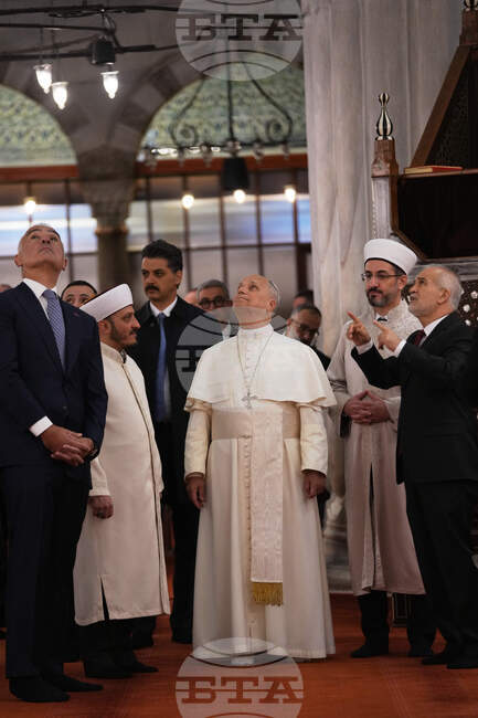 Папа Лъв XIV се събу, но не се помоли в "Синята джамия" в Истанбул, отбелязват световните агенции