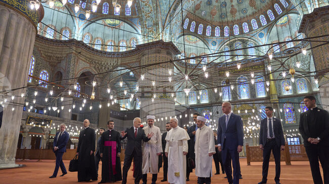 Папа Лъв XIV посети днес "Синята джамия" и сирийската православна църква в Истанбул