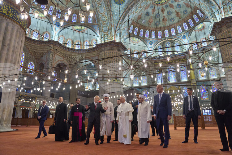 Pope Leo XIV Visits Istanbul's Blue Mosque as Gesture of Interfaith Respect, After Call for Unity of Christian World at Nicaea