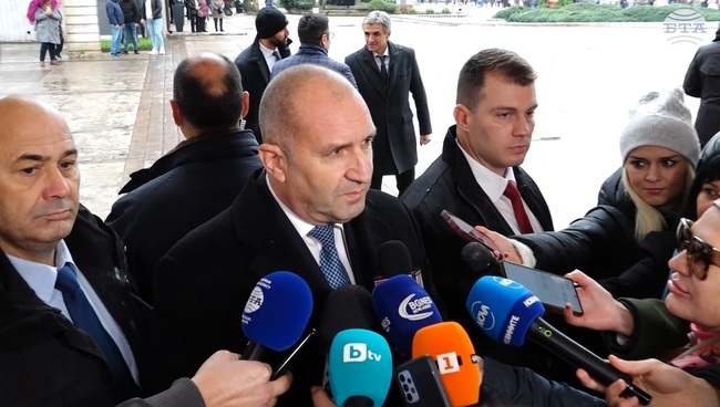 Този бюджет е предупреждение за това, което ни очаква в еврозоната, където влизаме прибързано и с антиевропейско управление, каза президентът Румен Радев