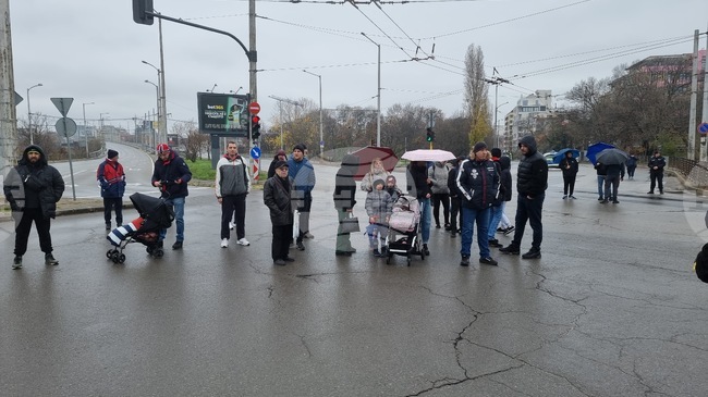 Граждани блокираха столичния бул. „Владимир Вазов“ преди моста „Чавдар“, протестират срещу въвеждането на зелена зона в „Сухата река“ и „Хаджи Димитър“