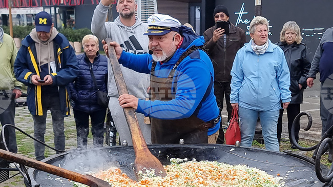 Варна е домакин на Национален рибен фест, Ути Бъчваров готви миди с ориз за гостите