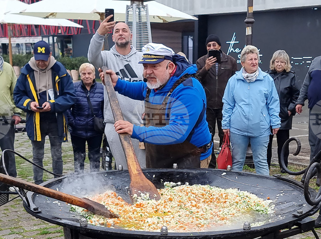 Варна е домакин на Национален рибен фест, Ути Бъчваров готви миди с ориз за гостите