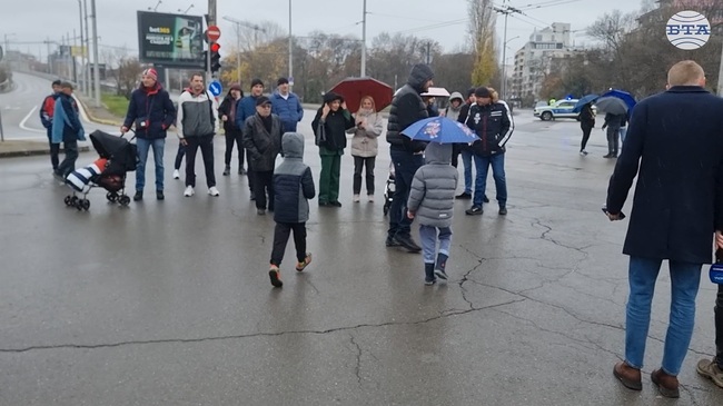 Граждани затвориха бул. „Владимир Вазов“ преди моста „Чавдар“, протестират срещу въвеждането на зелена зона в „Сухата река“ и „Хаджи Димитър“