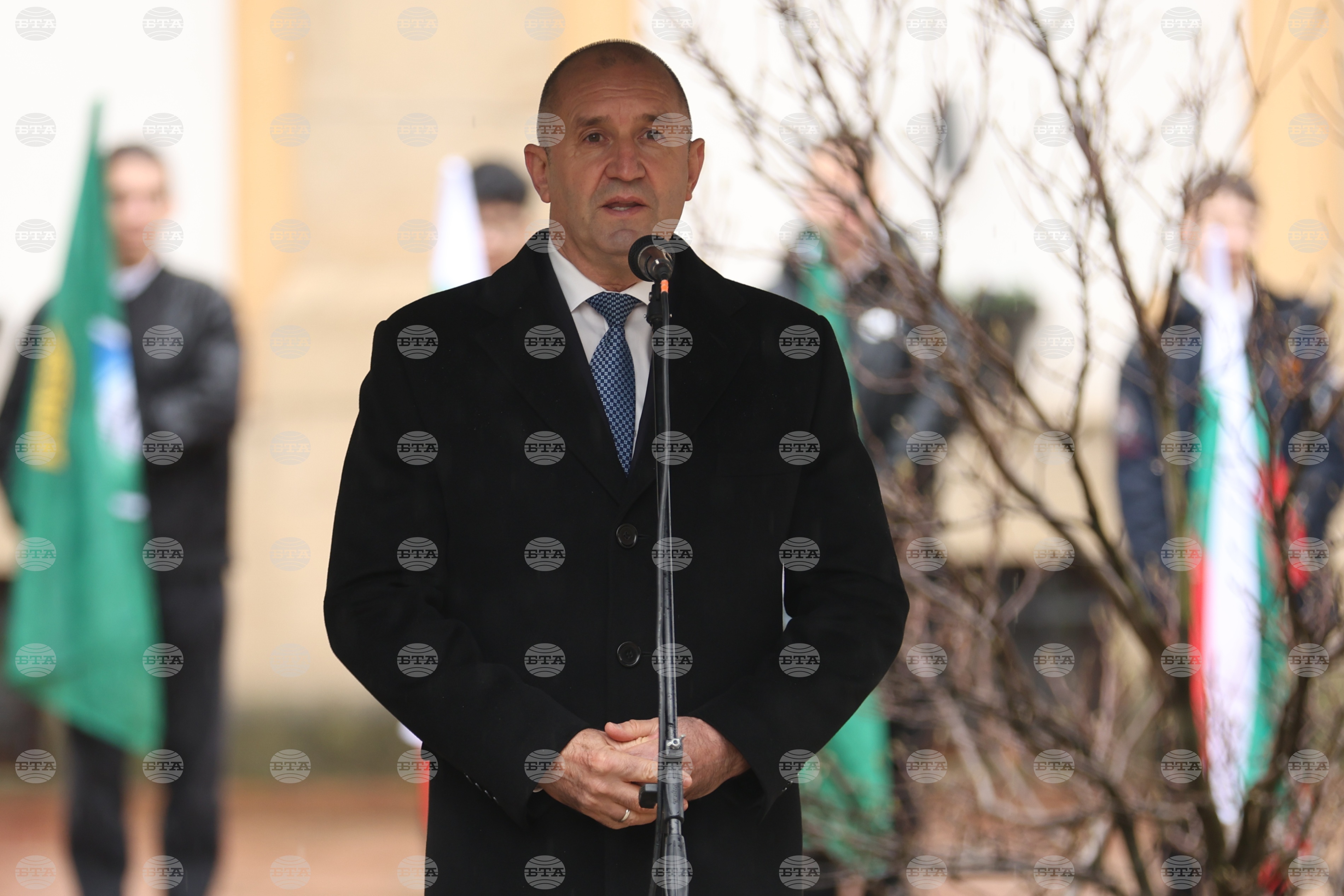 Българите са възмутени от провокациите, които олигарсите устройват, за да дискредитират протеста на свободните хора, каза президентът Радев