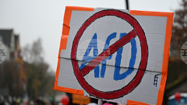 Политик от „Алтернатива за Германия“ е съден за нацистка песен, изпълнена на рождения му ден 