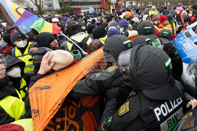 Германски министър разкритикува остро насилието от страна на протестиращи по време на учредяването на крайнодясна организация 