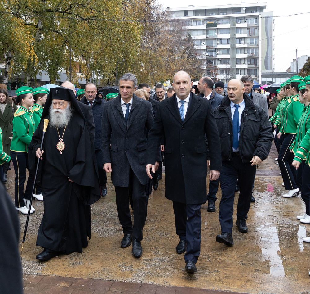 Държавният глава: Ботевград не само пази историята и традициите, но и се развива с поглед към бъдещето