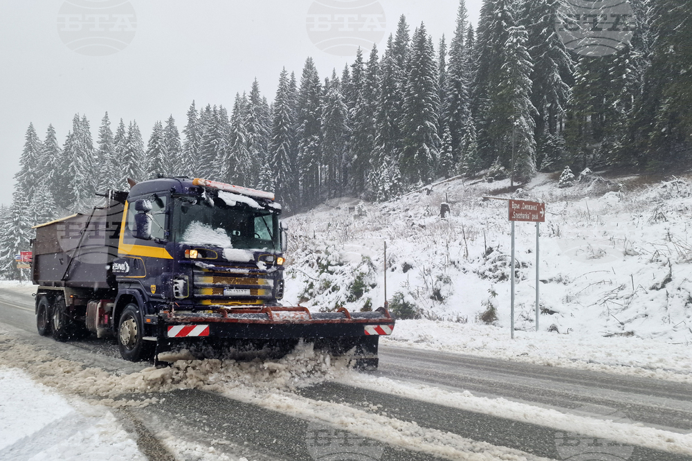 Снежната покривка в Пампорово е 10 см, съобщиха планинските спасители в курорта 