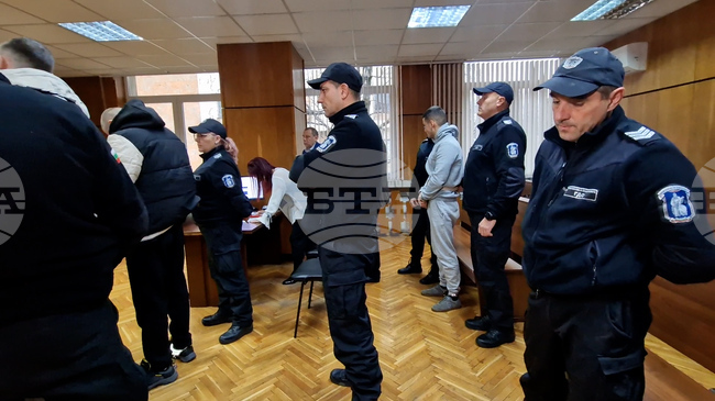 Постоянна мярка „задържане под стража“ наложи Окръжният съд в Смолян на четирима мъже, обвинени в умишлено убийство