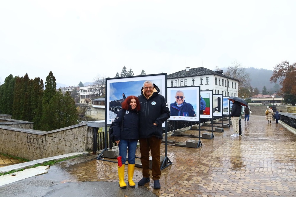 Фотографските изложби „Ледовете на Антарктика“ и „Антарктическите хора“ на Марина Великова бяха представени в Троян