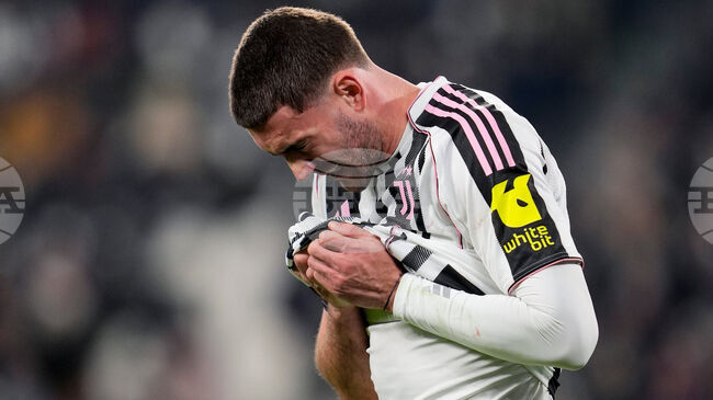 Нападателят на Ювентус Душан Влахович ще отсъства от терените между два и три месеца заради мускулна травма