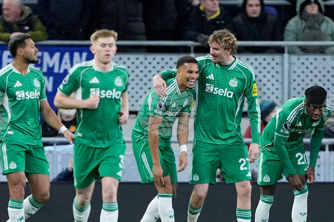 Четири попадения в първия един час на мача донесоха изразителна победа на Нюкасъл при гостуването на Евертън