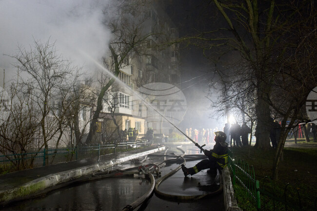 Един военнослужещ беше убит, а четирима други бяха ранени при две експлозии в Киев
