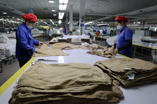 Производствената активност в Китай се е свила за осми пореден месец през ноември 