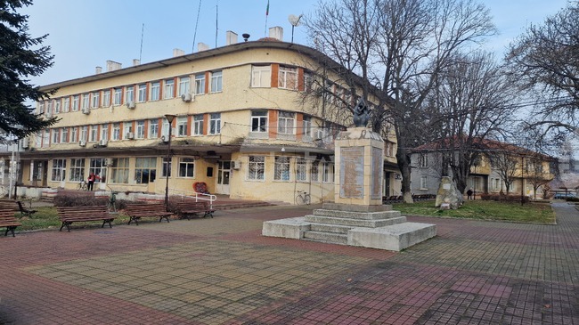 Общината да дофинансира програмата „Топъл обяд“ за социално слаби ученици, предлага кметът на Цар Калоян